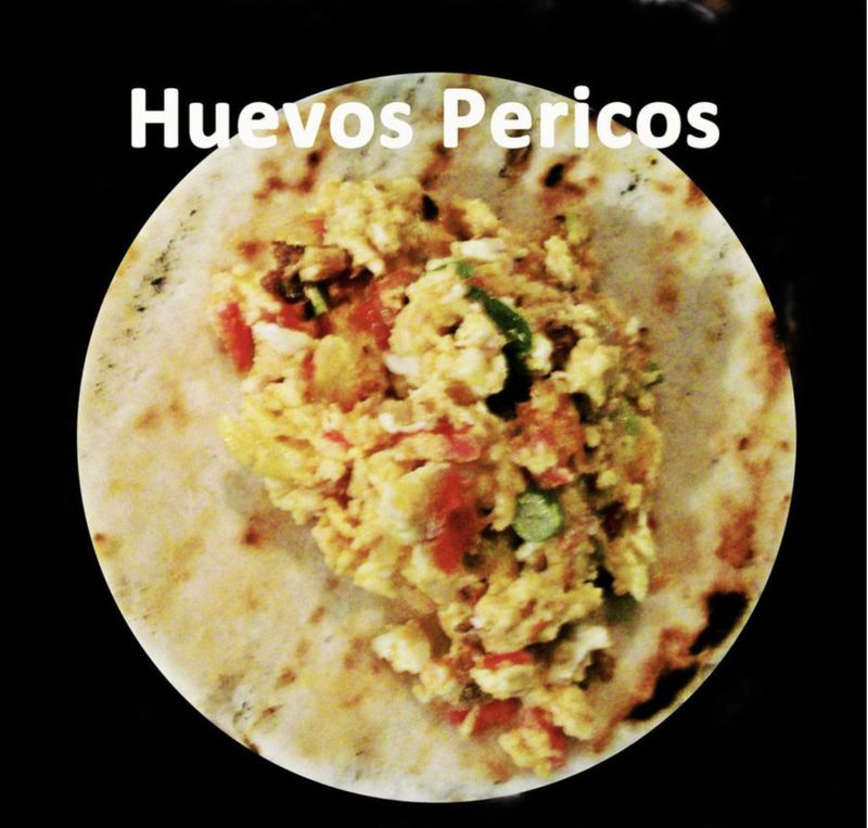 Huevos pericos con arepa
