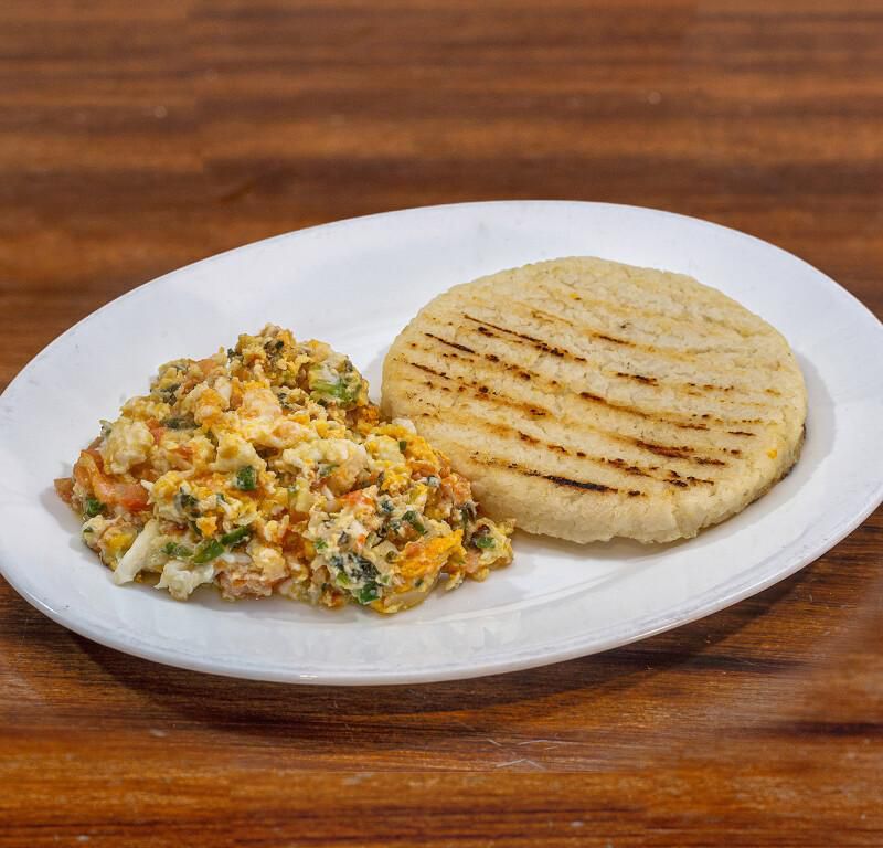 Huevos pericos con arepa