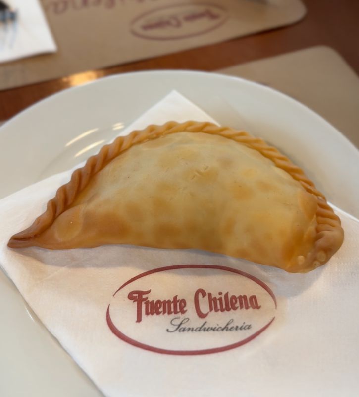 Empanada frita de Mechada Queso