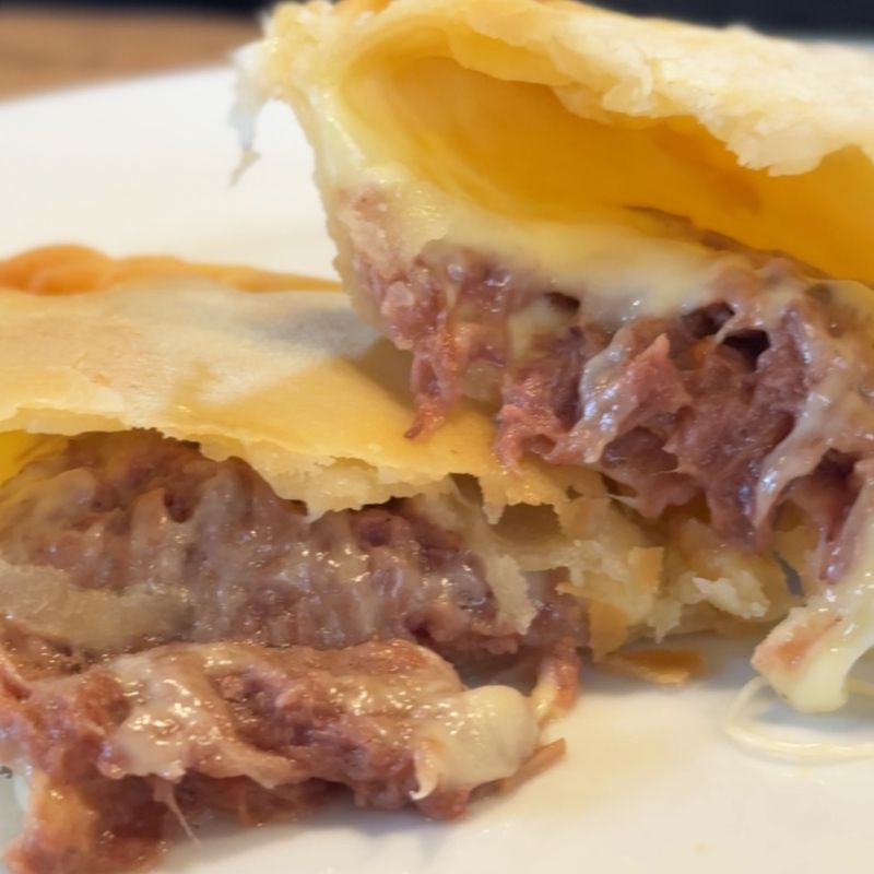 Empanada frita de Mechada Queso
