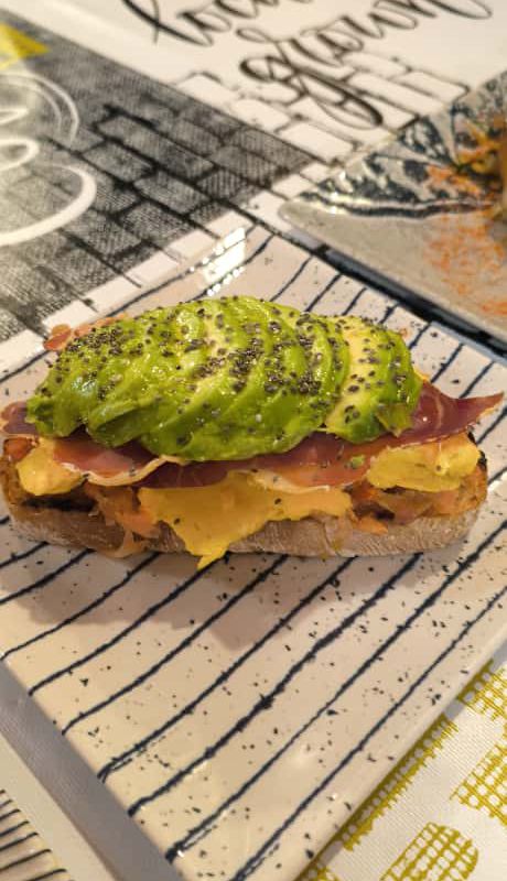 Tosta O eido vello (Jamón, tomate, huevo cocinado a baja temperatura y aguacate)