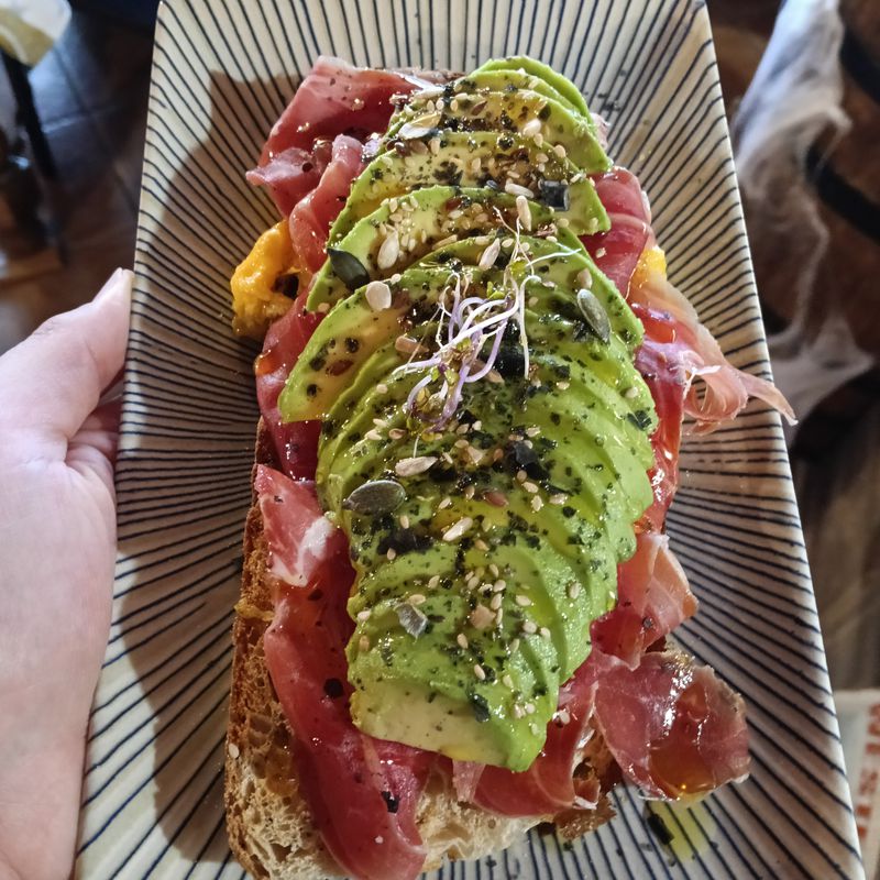 Tosta O eido vello (Jamón, tomate, huevo cocinado a baja temperatura y aguacate)