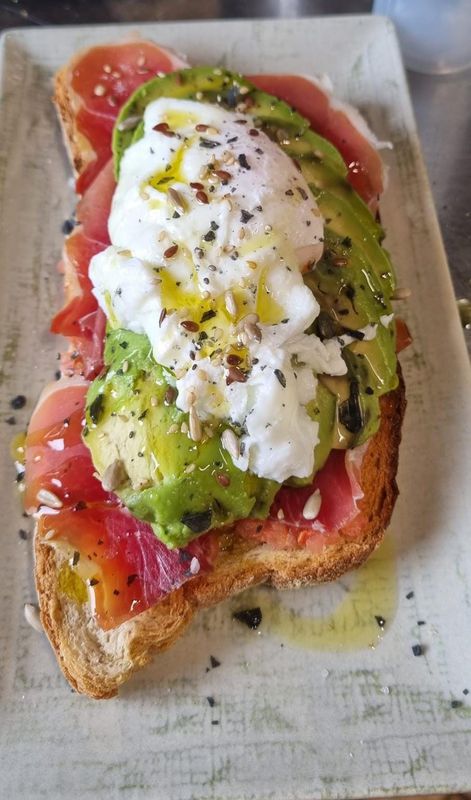 Tosta O eido vello (Jamón, tomate, huevo cocinado a baja temperatura y aguacate)