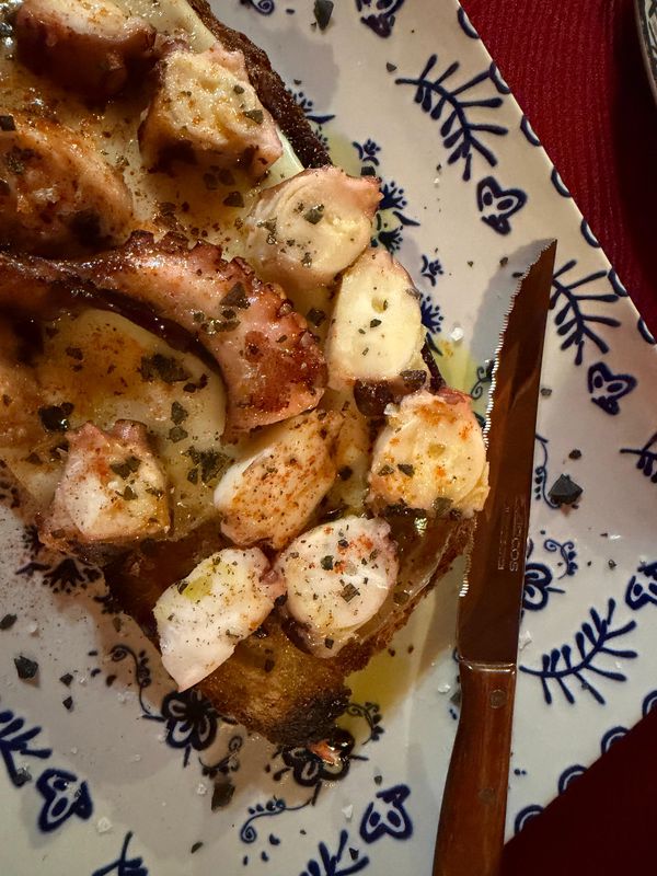 Tosta de pulpo con tetilla D.O. Arzúa