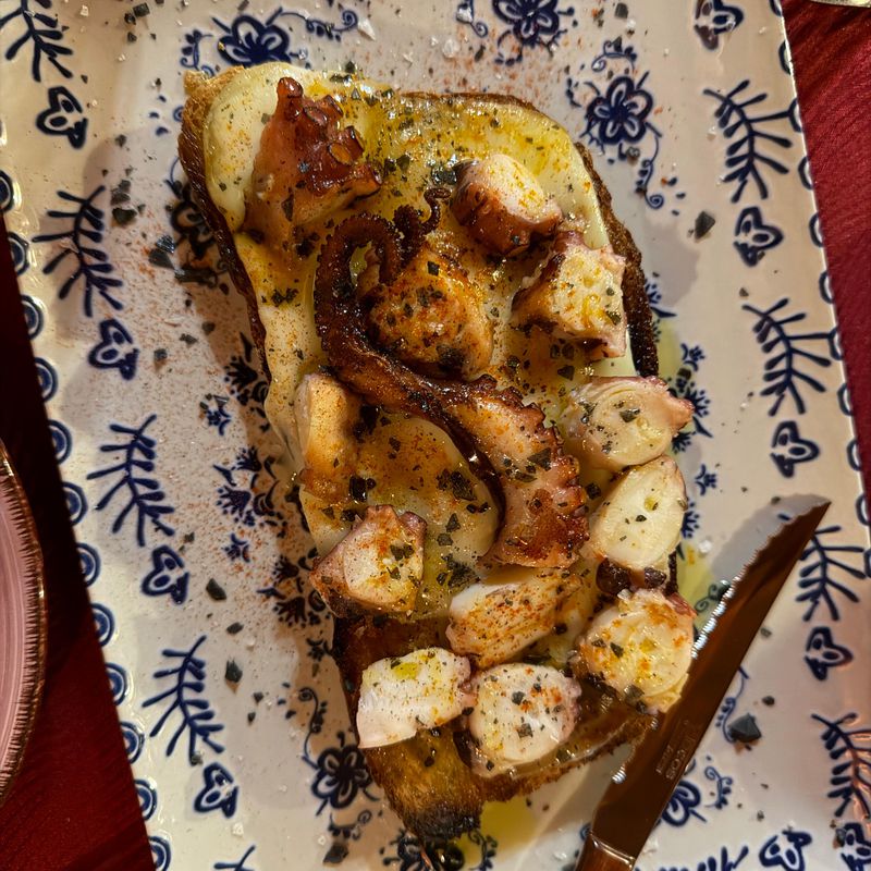 Tosta de pulpo con tetilla D.O. Arzúa