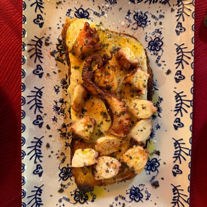 Tosta de pulpo con tetilla D.O. Arzúa