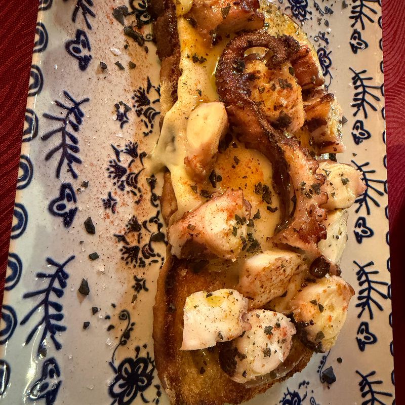 Tosta de pulpo con tetilla D.O. Arzúa