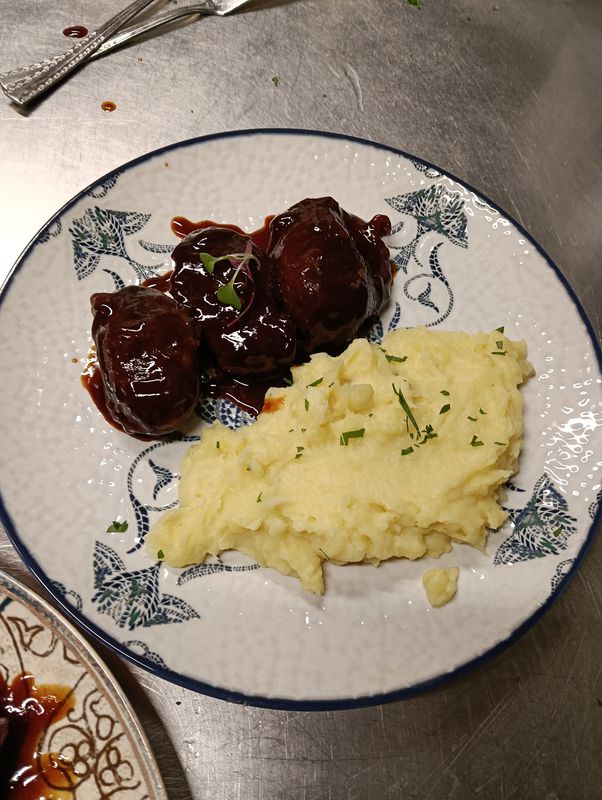 Carrilleras con  salsa de fresas y reducción al brandy y puré de patata