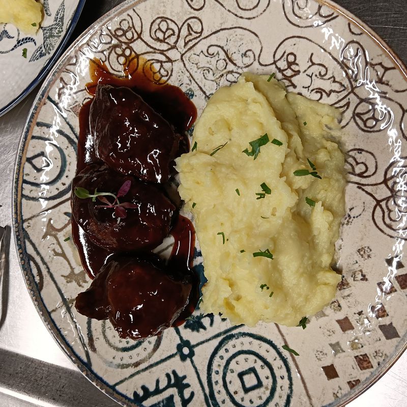 Carrilleras con  salsa de fresas y reducción al brandy y puré de patata