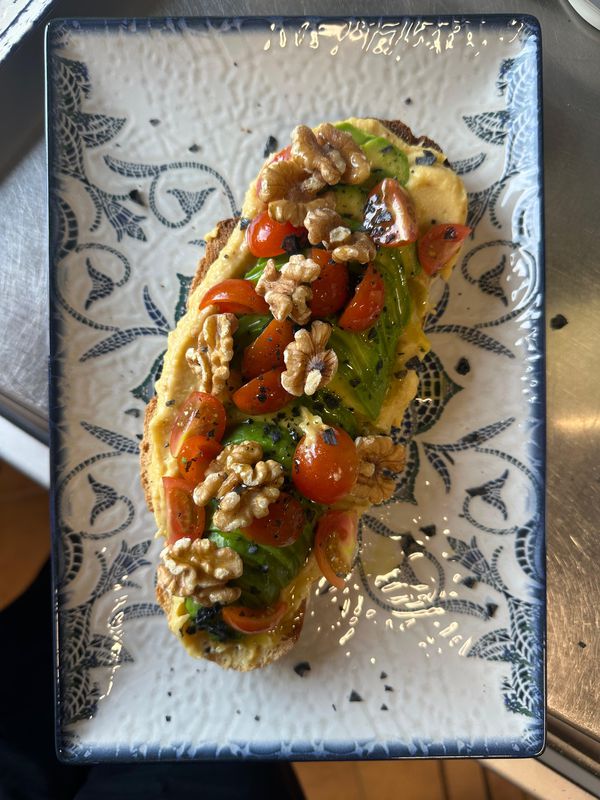 Tosta vegana mediterranea (Hummus de garbanzo, aguacate, Nueces y cherries)