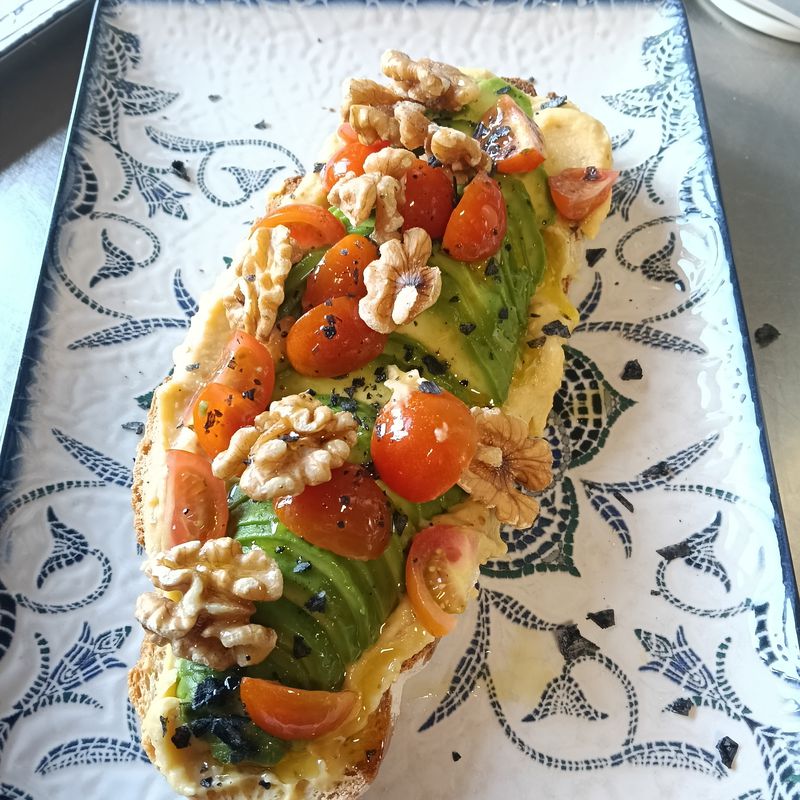 Tosta vegana mediterranea (Hummus de garbanzo, aguacate, Nueces y cherries)