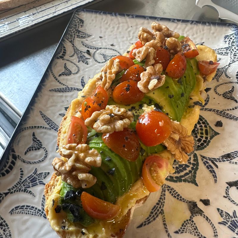 Tosta vegana mediterranea (Hummus de garbanzo, aguacate, Nueces y cherries)