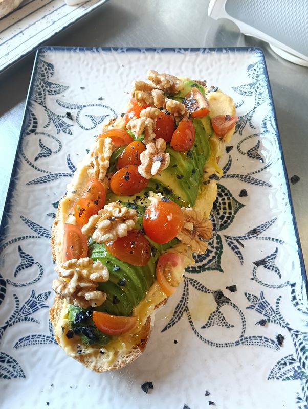 Tosta vegana mediterranea (Hummus de garbanzo, aguacate, Nueces y cherries)
