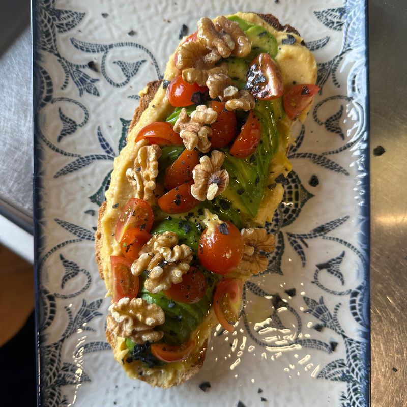 Tosta vegana mediterranea (Hummus de garbanzo, aguacate, Nueces y cherries)