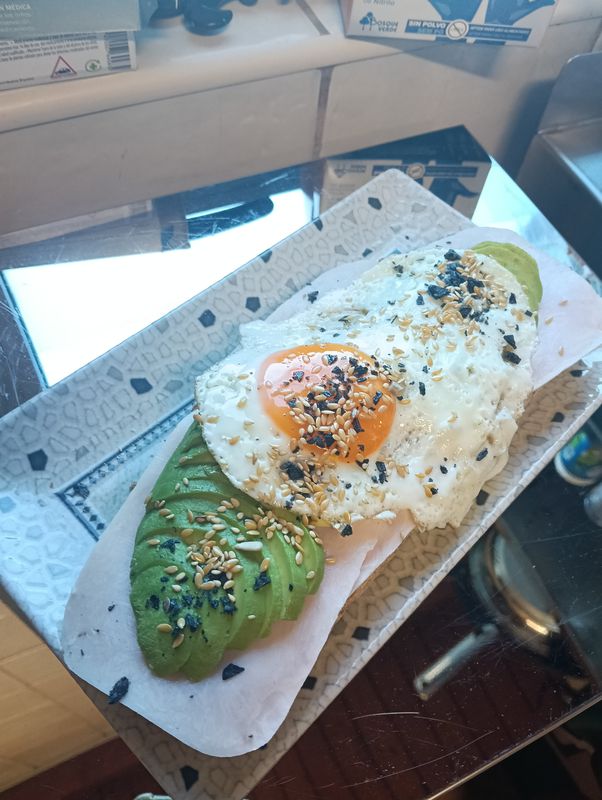 Tosta Yorkeido (Pavo, AOVE, tomate rallado, aguacate y huevo a la plancha)