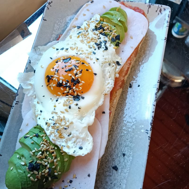 Tosta Yorkeido (Pavo, AOVE, tomate rallado, aguacate y huevo a la plancha)