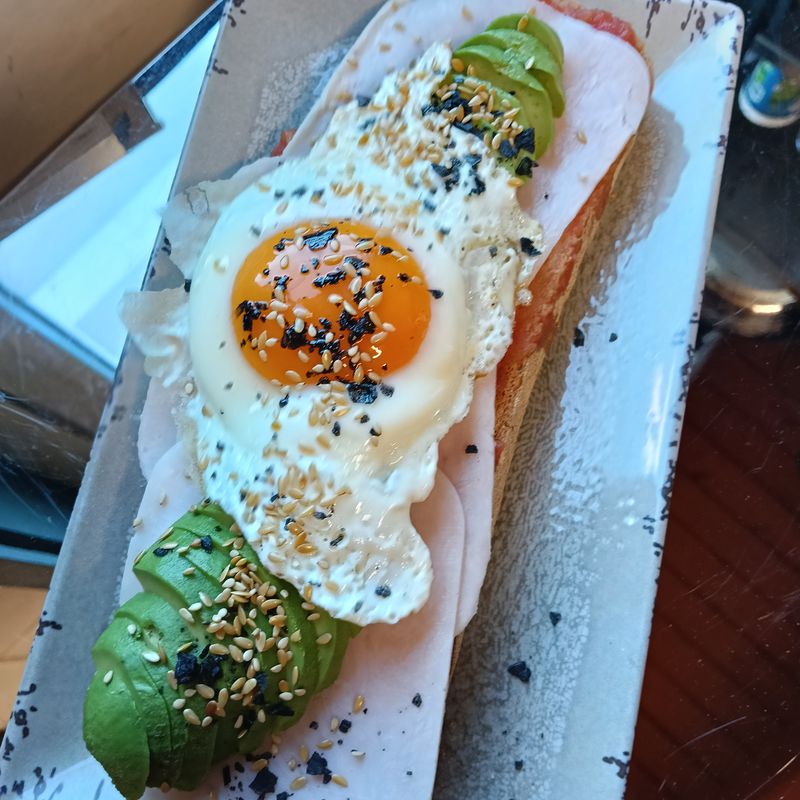 Tosta Yorkeido (Pavo, AOVE, tomate rallado, aguacate y huevo a la plancha)