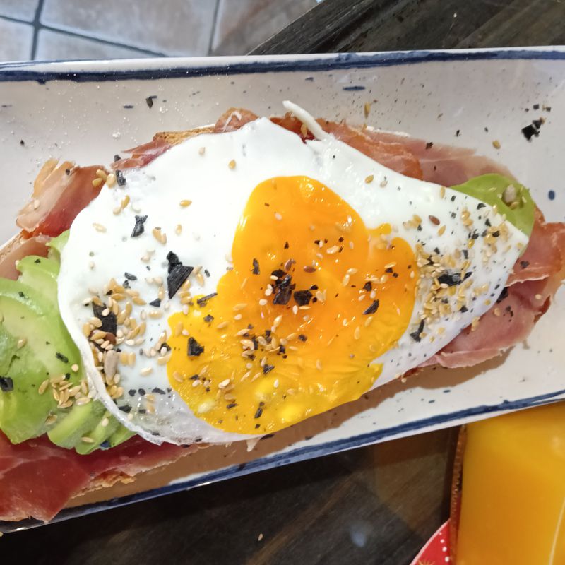 Tosta O eido vello (AOVE, Jamón serrano, tomate rallado, huevo a la plancha y aguacate)