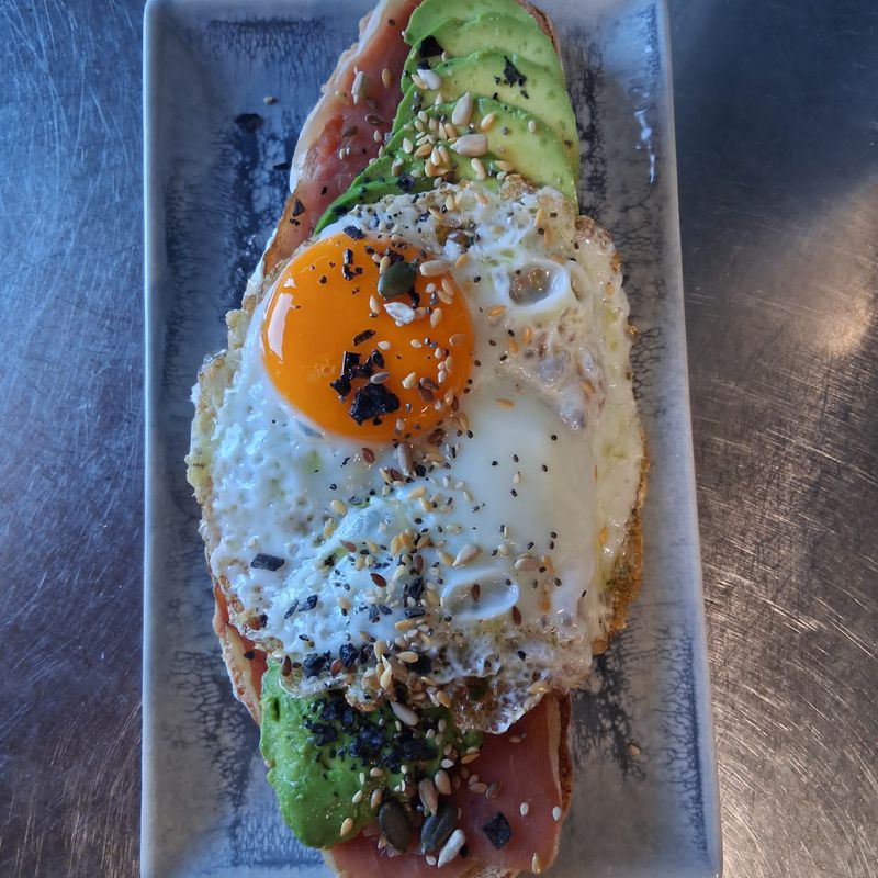 Tosta O eido vello (AOVE, Jamón serrano, tomate rallado, huevo a la plancha y aguacate)