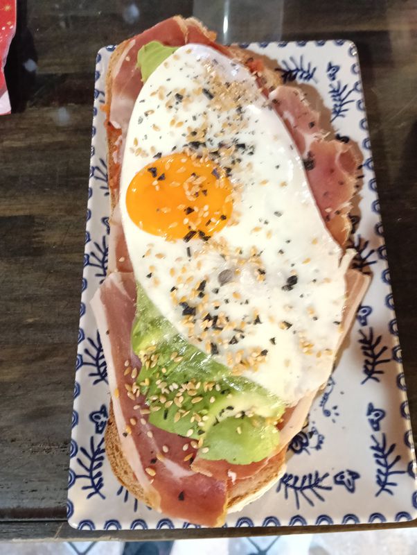 Tosta O eido vello (AOVE, Jamón serrano, tomate rallado, huevo a la plancha y aguacate)