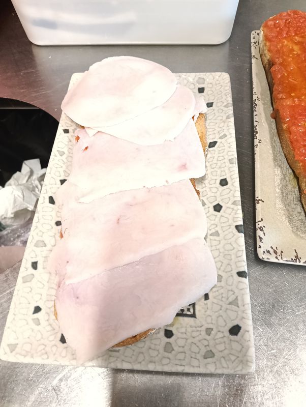Tosta de Pavo, tomate y AOVE