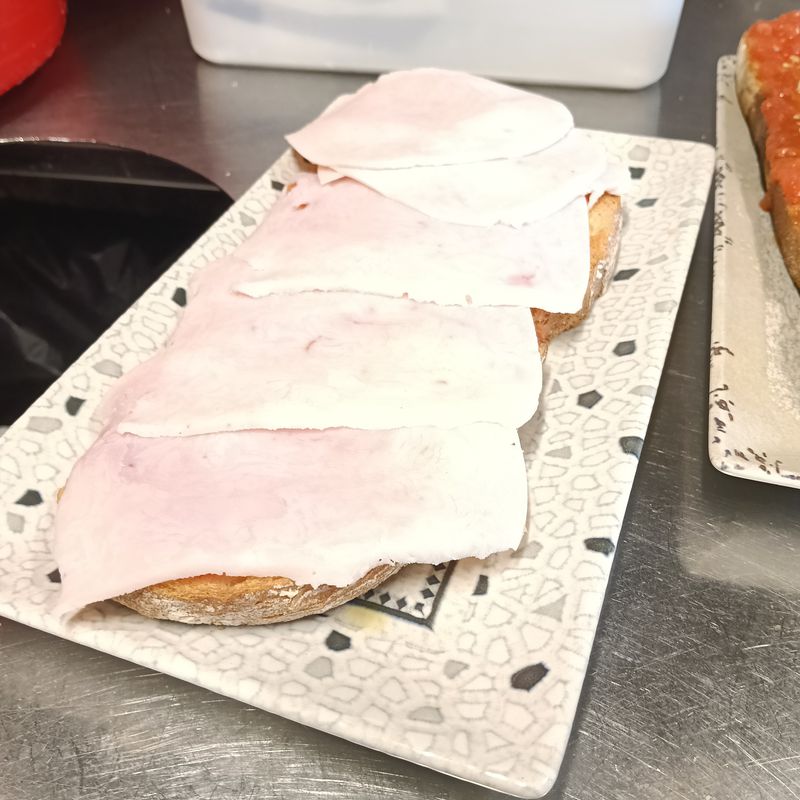 Tosta de Pavo, tomate y AOVE
