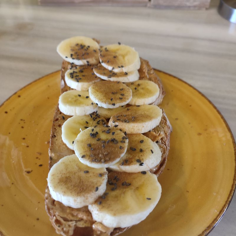 Peanut butter toast (100% natural) with banana, sesame and cinnamon.