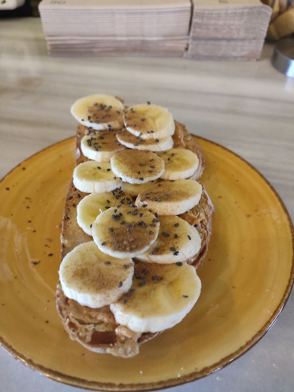 Peanut butter toast (100% natural) with banana, sesame and cinnamon.